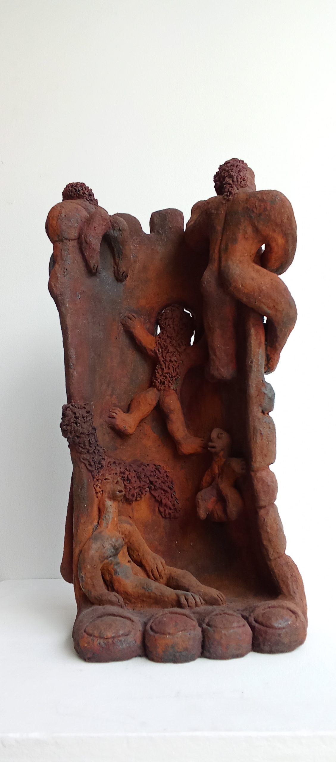 Les bâtisseurs de la Tour de Mélusine sculpture en terre cuite raku 37 x 18 x 19 cm